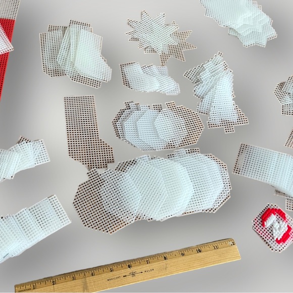 Vintage Needlepoint Plastic Canvas - Large Lot of Christmas pieces/pattern - Picture 9 of 16